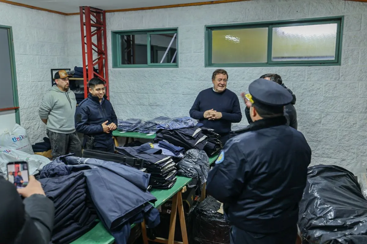 Weretilneck entregó nuevos uniformes para policías que trabajan en el frío extremo de Bariloche