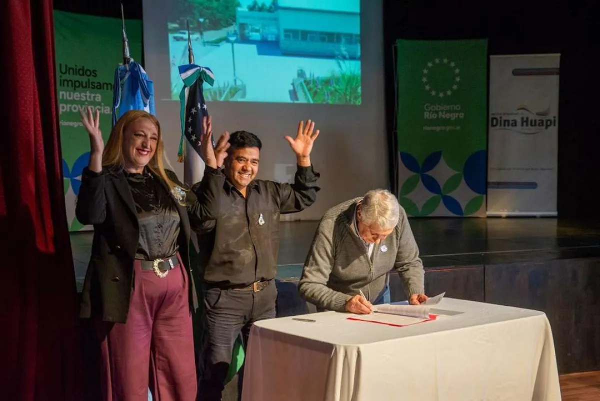 Weretilneck firmó el contrato para construir el nuevo hospital de Dina Huapi con una inversión de $14.256 millones