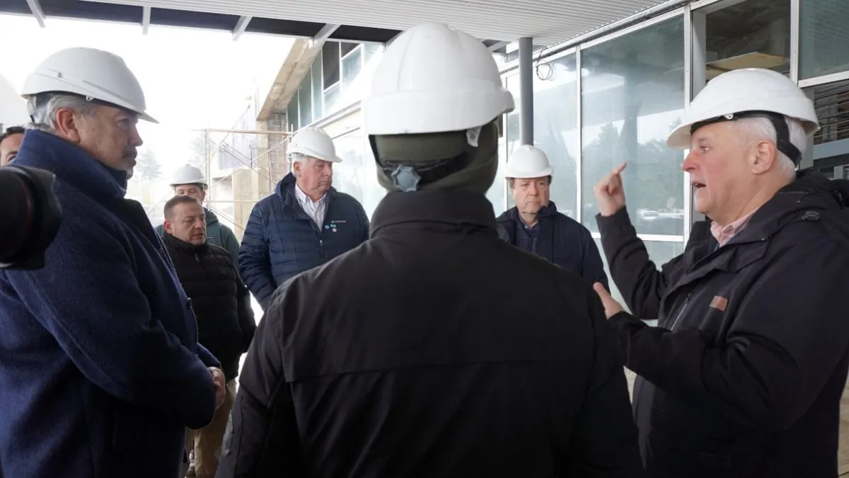 Weretilneck y Cortés recorrieron la nueva Terminal de Ómnibus que ya alcanza el 85% de avance