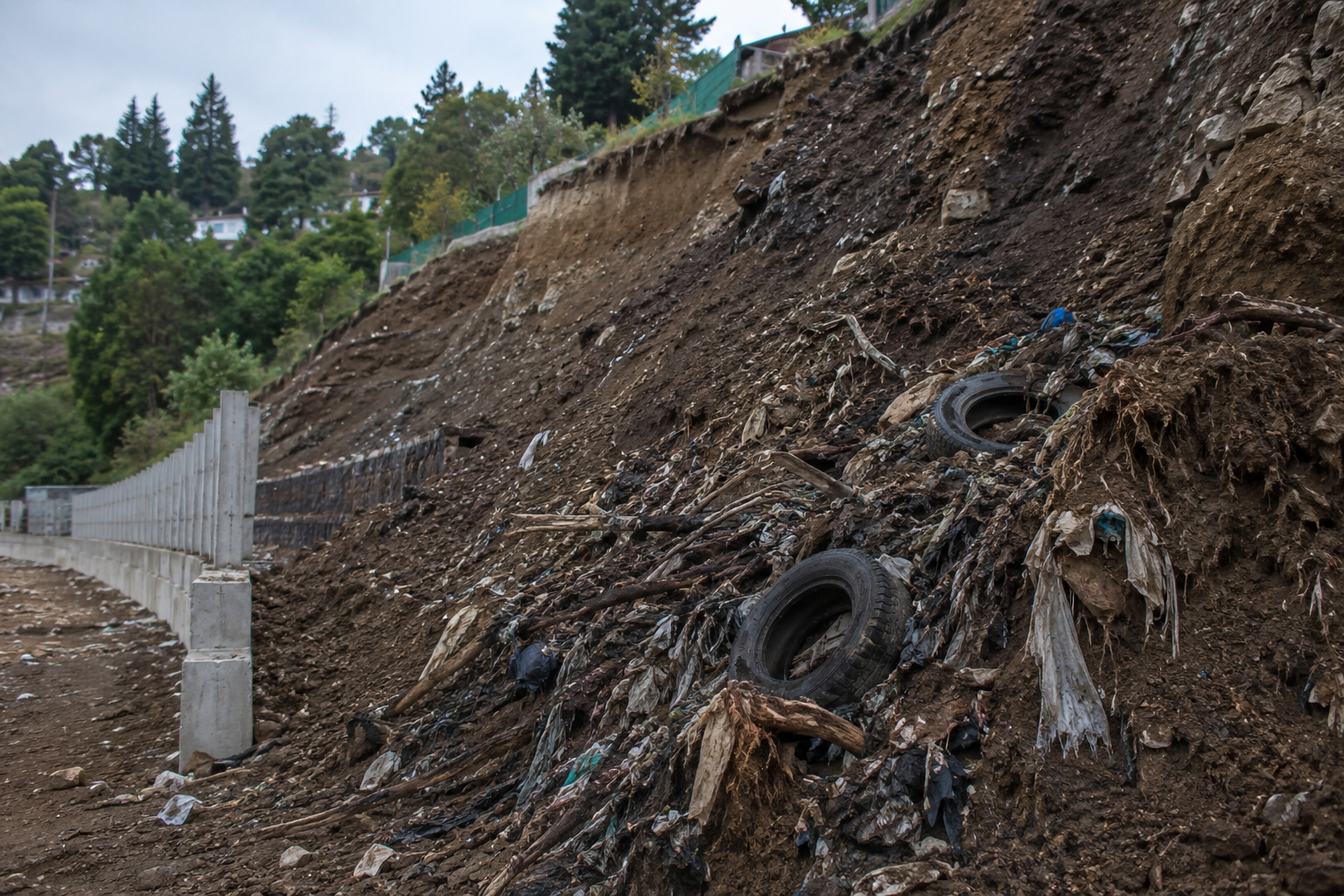 El Municipio aclaró que el desprendimiento en la Barda del Ñireco fue de basura acumulada y ratificó la continuidad de la obra