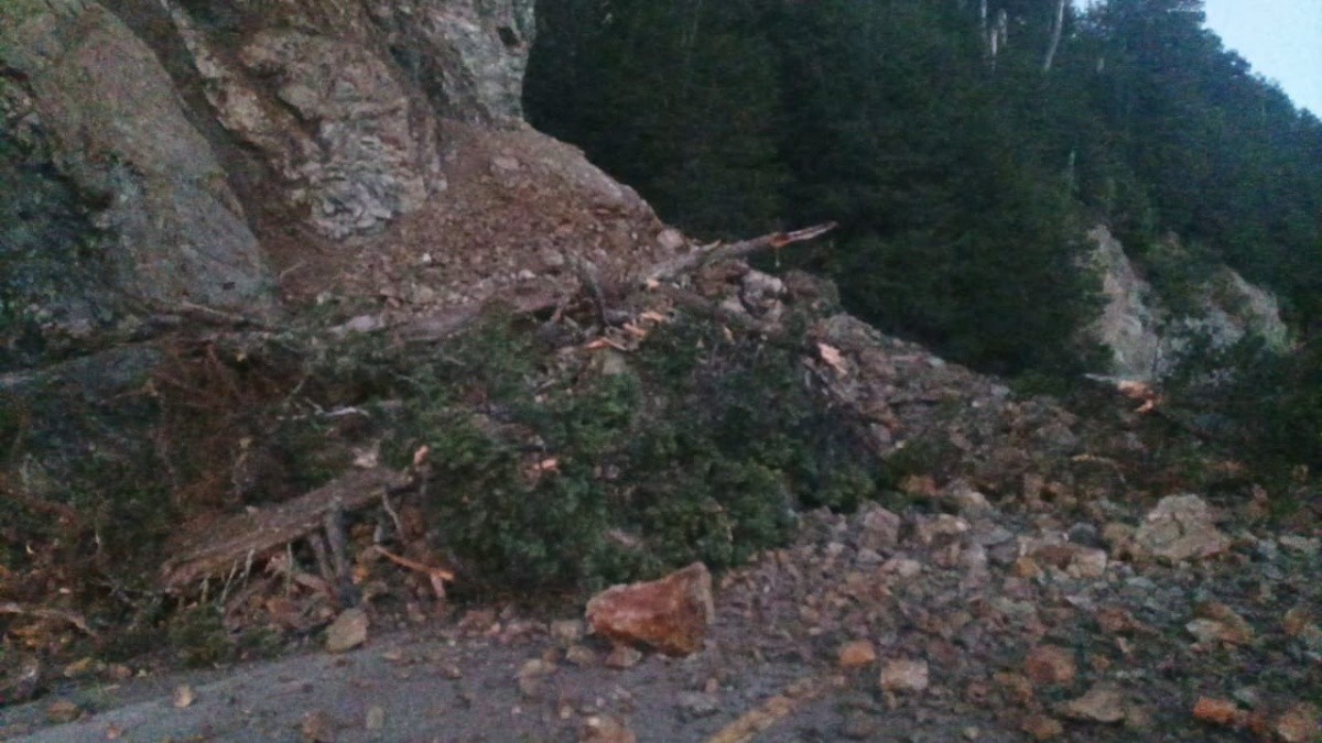 Vialidad trabaja en la ruta 40 por desprendimiento a la altura del Lago Guillelmo