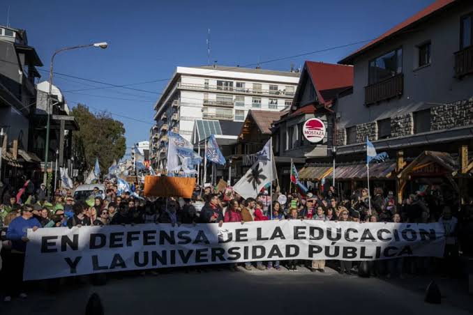 Paro universitario: docentes y no docentes del CRUB adhieren a la medida nacional de 24 horas
