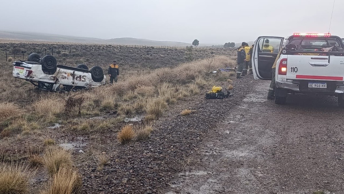 Los tres brigadistas del SPLIF que volcaron en Ruta 23 están fuera de peligro