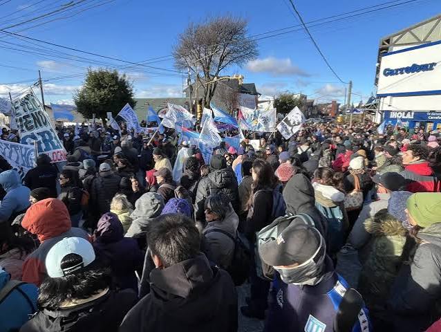Más de 60 organizaciones de Bariloche se movilizan contra el DNU 70/2023 y la extranjerización de tierras