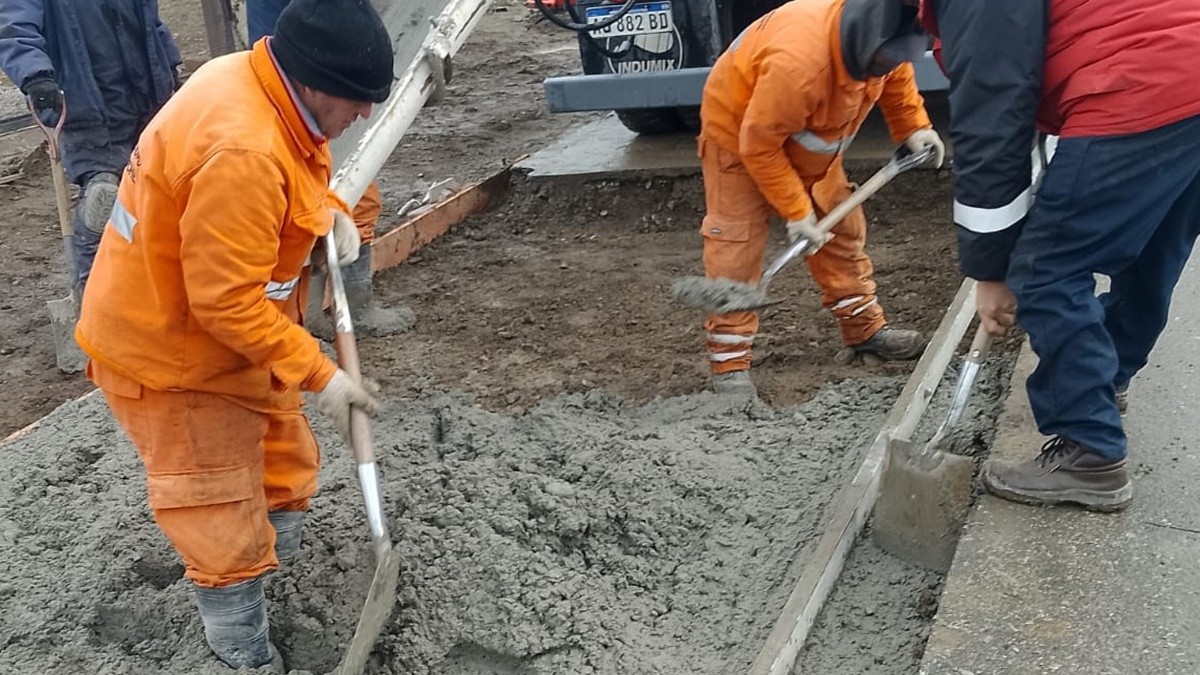 Continúan los trabajos de reductores de velocidad y badén en avenida de la Virreyna